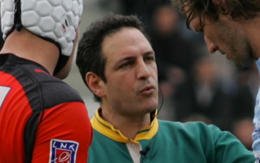 Mr. Jean-Luc REBOLLAL arbitre du match de TOULON / RACING METRO 92, équipé d'émetteur haute fréquence.